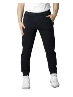 Schwarze Jogger, weißes T-Shirt, Sneaker