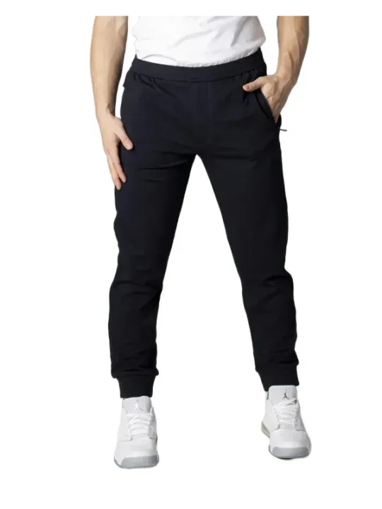 Schwarze Jogger, weißes T-Shirt, Sneaker