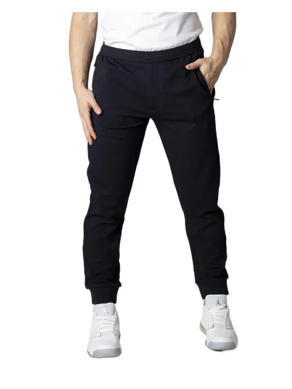 Schwarze Jogger, weißes T-Shirt, Sneaker