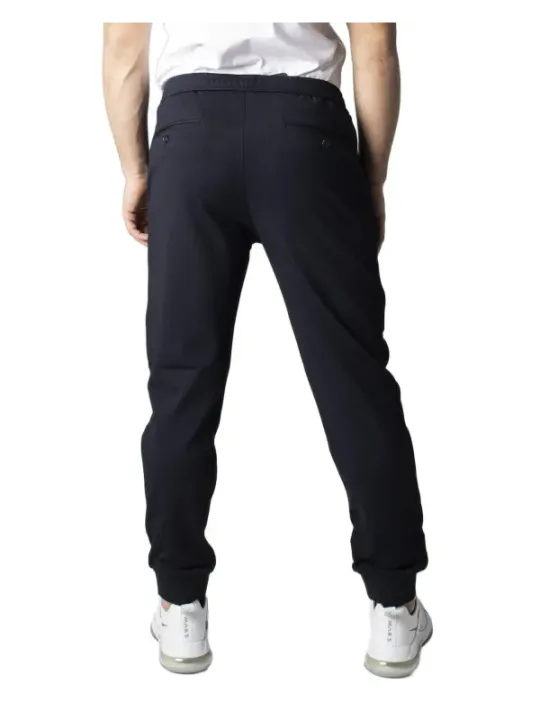 Schwarze Hosen mit Manschetten und Schnallen