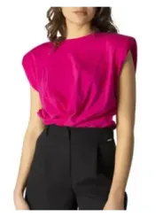 Rosa Oberteil mit schwarzen Hosen