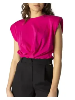 Rosa Oberteil mit schwarzen Hosen