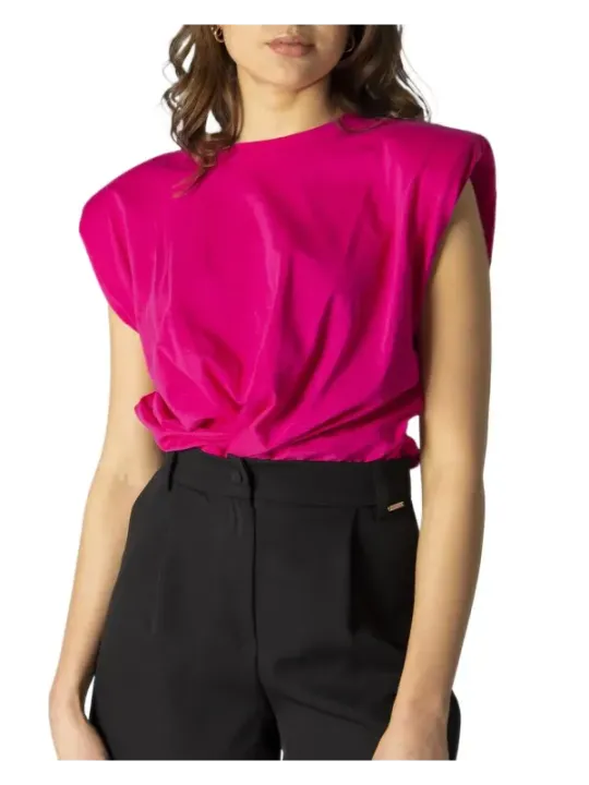 Rosa Oberteil mit schwarzen Hosen