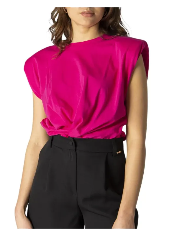 Rosa Oberteil mit schwarzen Hosen