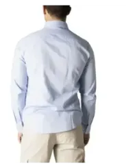 Mann trägt blaues Hemd khaki