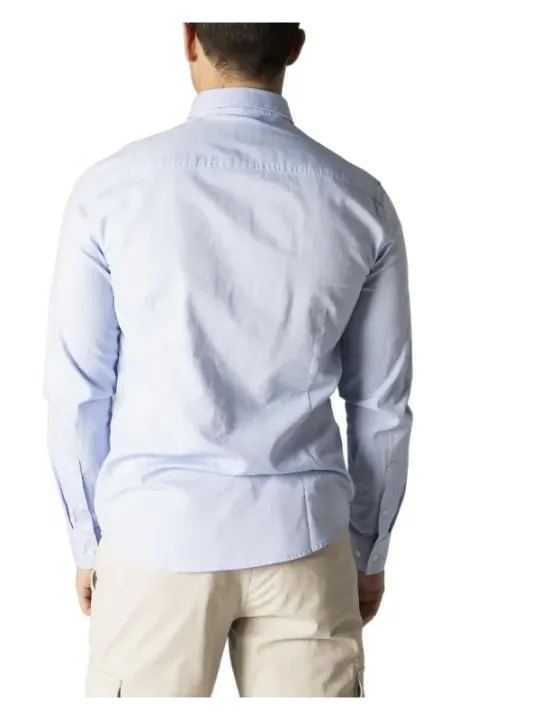 Mann trägt blaues Hemd khaki