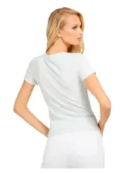 Weißes Guess T-Shirt Frau trägt