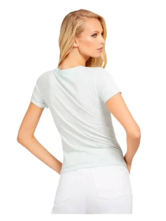 Weißes Guess T-Shirt Frau trägt
