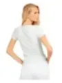 Weißes Guess T-Shirt Frau trägt