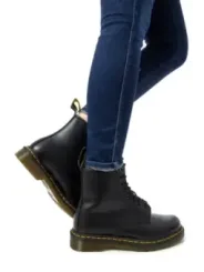 Schwarze Dr. Martens Lederstiefel tragen