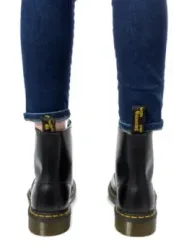 Schwarze Lederstiefel mit gelben Nähten