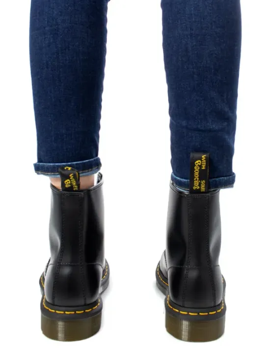 Schwarze Lederstiefel mit gelben Nähten