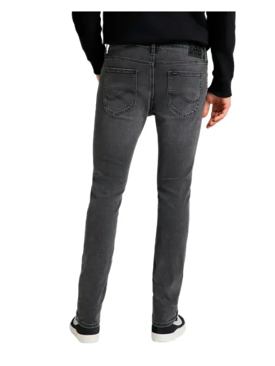 Dunkle Jeans, lässiger Herrenlook