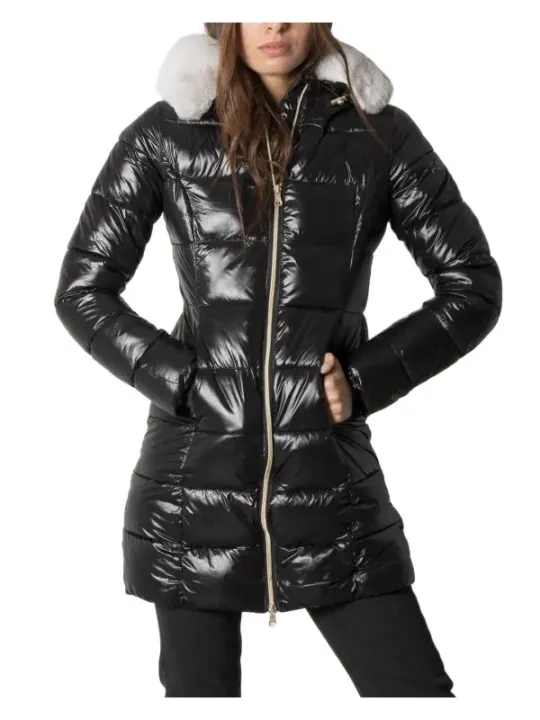 Schwarze, glänzende Daunenjacke mit Kapuze