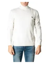 Mann trägt weißes Polo-Hochkragen-Shirt