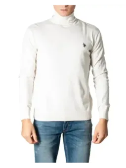 Mann trägt weißes Polo-Hochkragen-Shirt