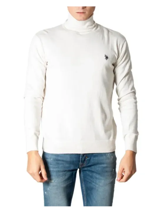 Mann trägt weißes Polo-Hochkragen-Shirt