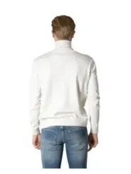 Mann trägt weißes Rollkragenpullover Jeans