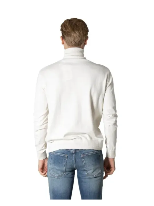 Mann trägt weißes Rollkragenpullover Jeans