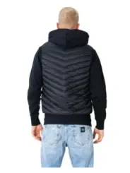 Schwarzer gesteppter Kapuzenpullover, Mann hinten